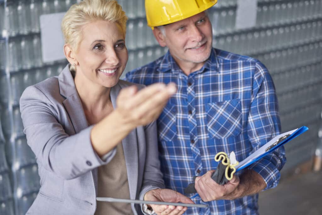 Woman discussing project and pointing out some elements to the repairer