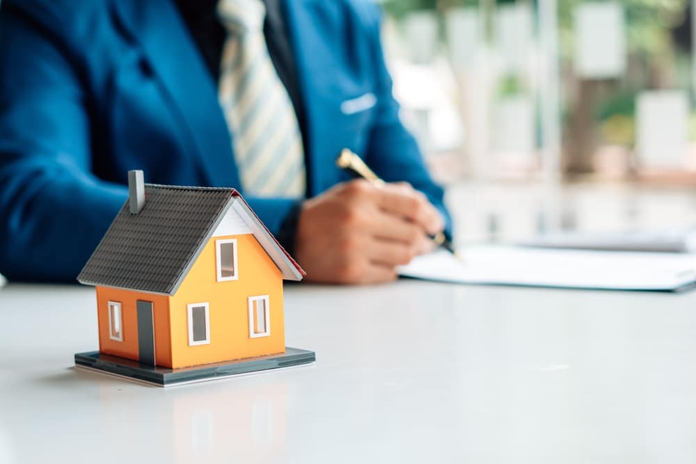 A roofing insurance agent explains the lease agreement to a client before making a contract.
